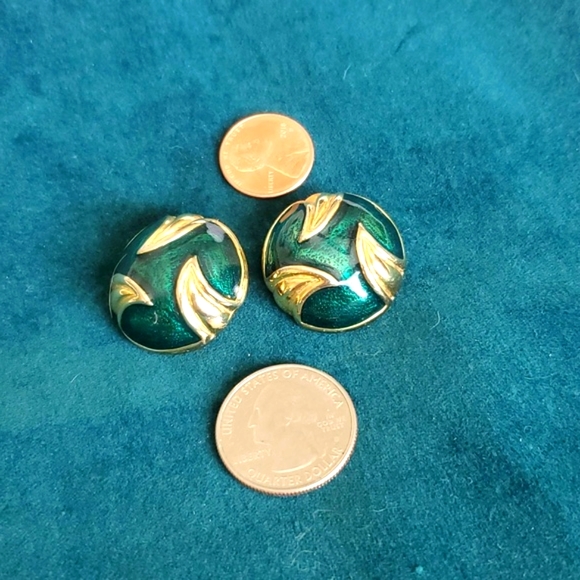 Vintage Gold and Green Clip-on Earrings - Picture 3 of 3